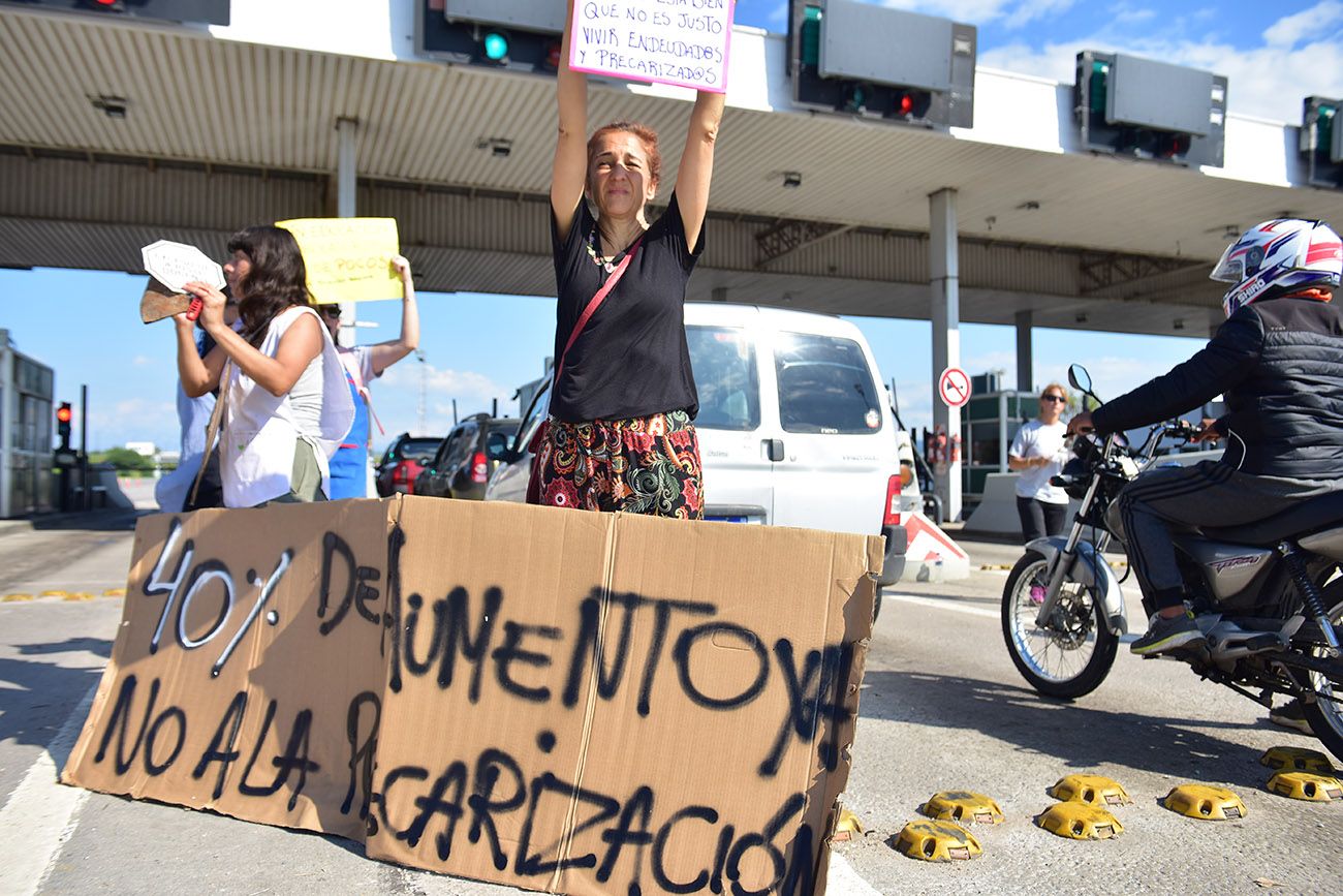 Docentes nucleados en UEPC protestan este Viernes Santo en la zona del peaje de la autopista Córdoba-Carlos Paz. 