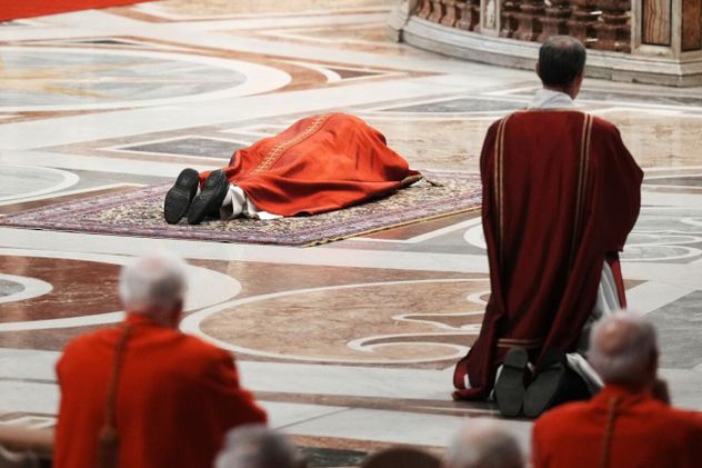 León XIV encabezó el viacrucis en el Coliseo y portó la cruz
