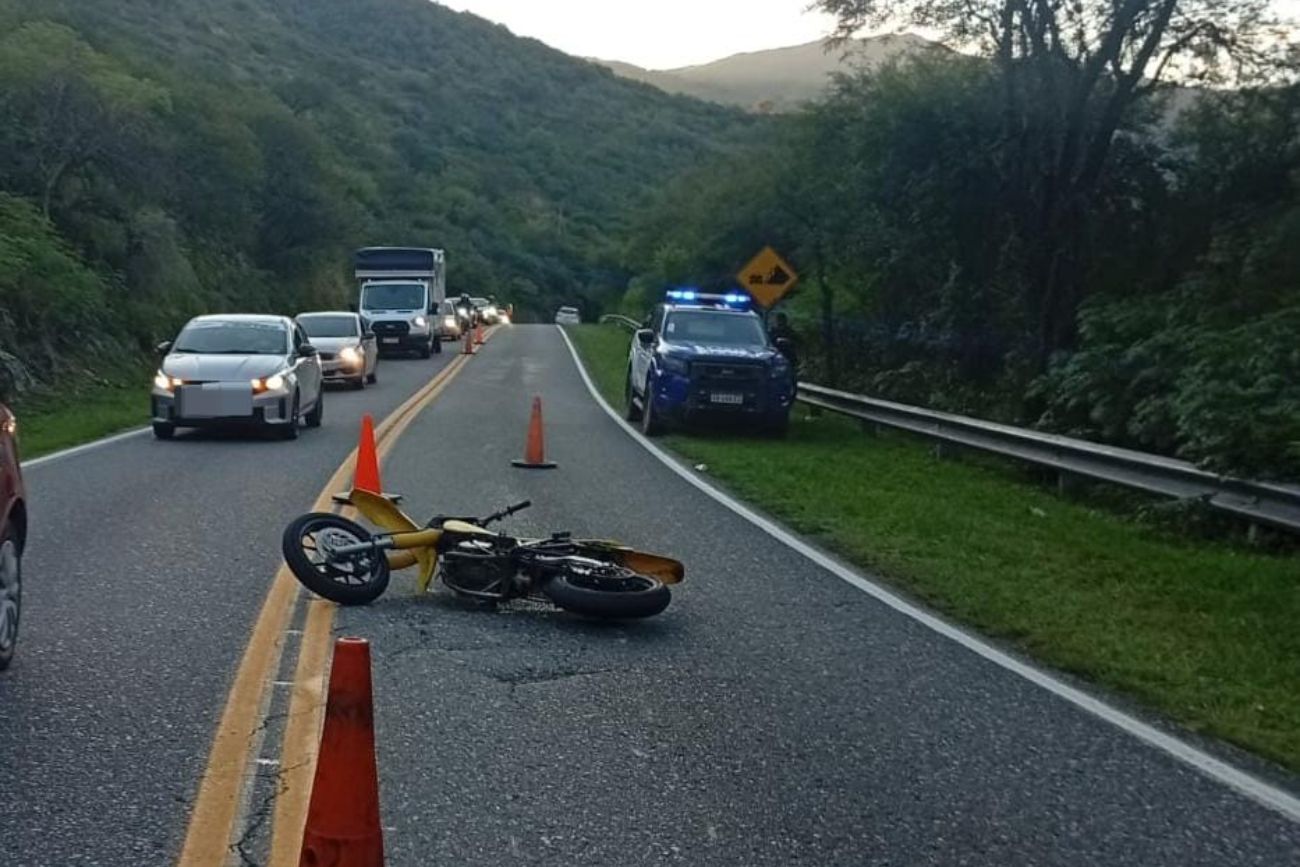 Córdoba: un motociclista de 29 años murió luego de chocar con un auto en la ruta E-55. (Policía de Córdoba)
