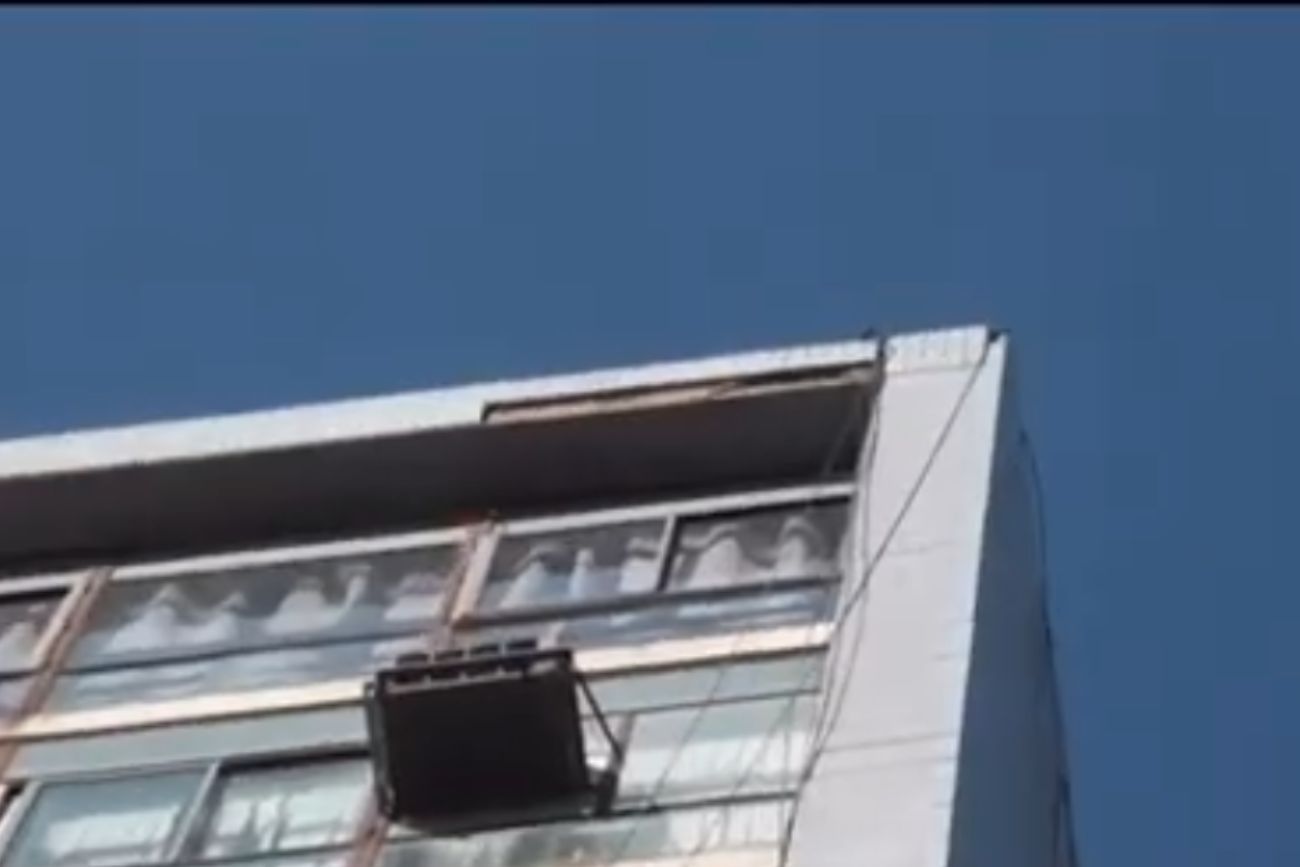 En pleno centro: se cayó la mampostería desde el último piso de un edificio y golpeó a un peatón