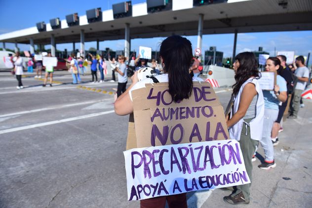 Docentes que integran la delegación Capital de la UEPC, enfrentados con la conducción provincial del gremio, protestaron este viernes en el peaje a Villa Carlos Paz. (José Gabriel Hernández)
