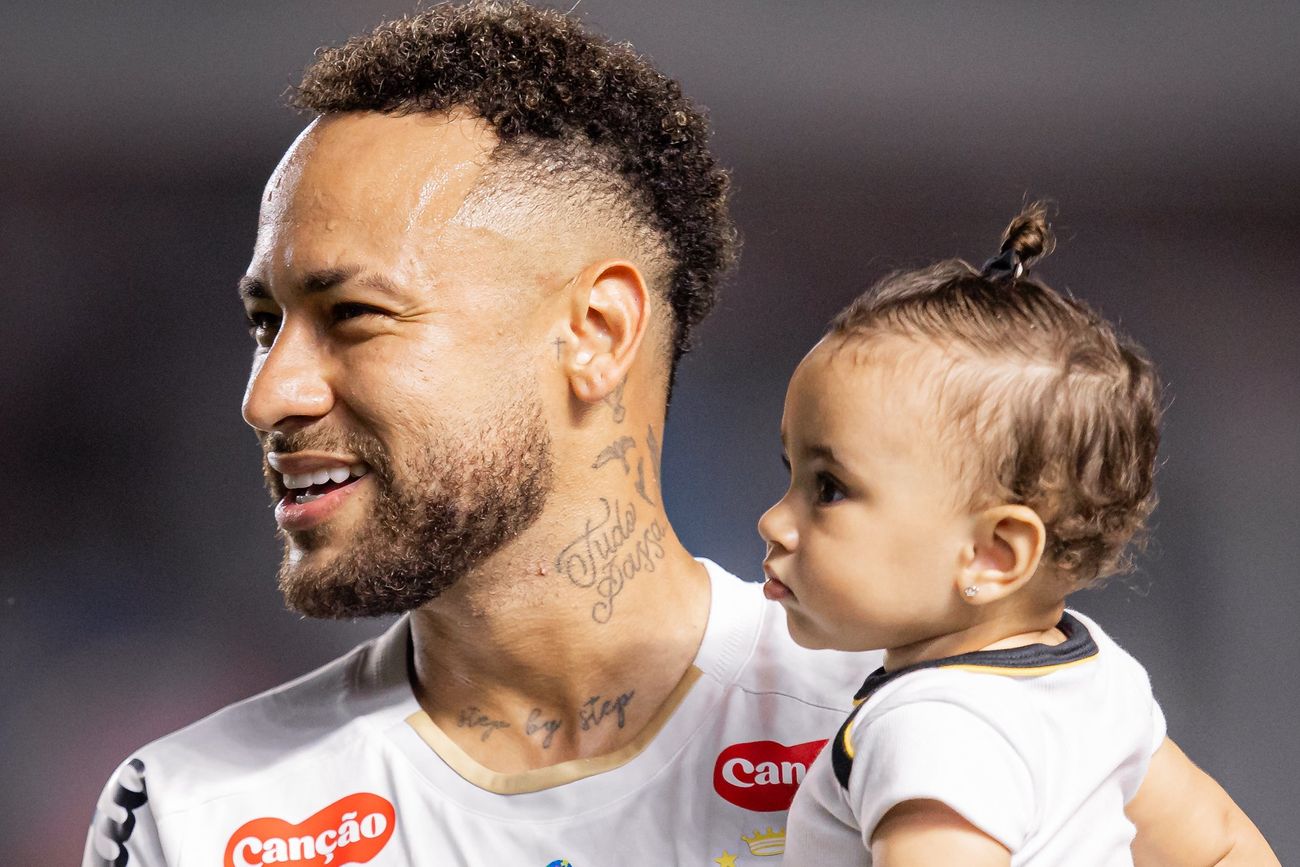 Neymar junto a su hija.