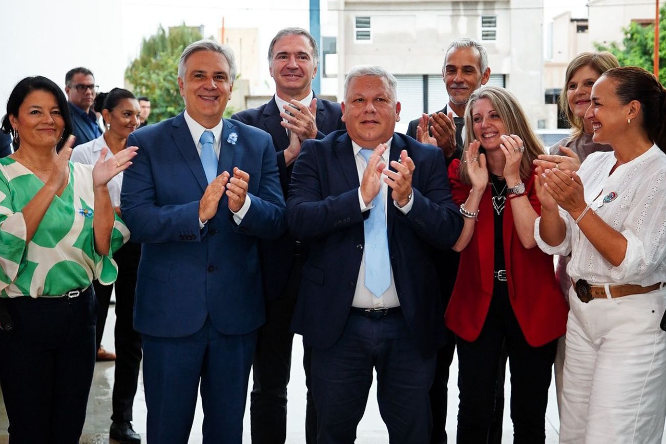 El gobernador Martín Llaryora, en pleno conflicto con los docentes, inauguró este jueves una escuela Proa, en Arroyito. En el acto participaron la vicegobernadora Myrian Prunotto, el intendente Gustavo Benedetti y el ministro de Educación, Horacio Ferreyra. (Prensa Gobierno de Córdoba)