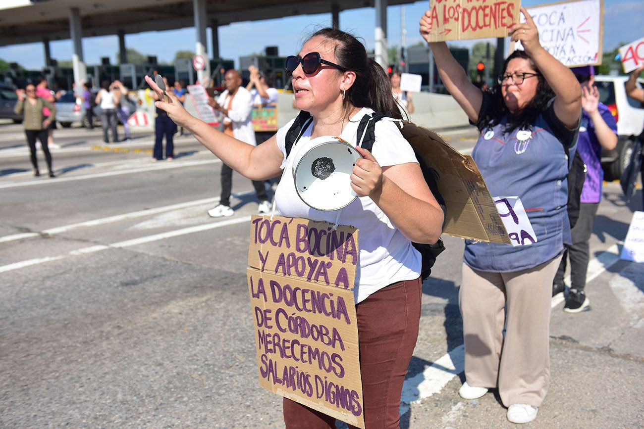 Docentes nucleados en UEPC Capital protestaron el Viernes  Santo,  en la zona del peaje de la autopista Córdoba-Carlos Paz. El Gobierno provincial buscará evitar el paro de 72 horas. (José Gabriel Hernández) 