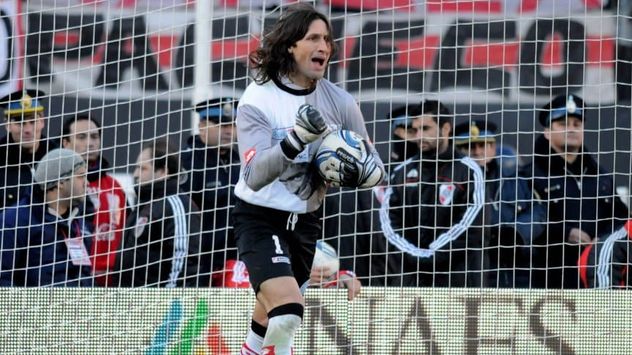 Juan Olave y su festejo tras contener el penal de Pavone en 2011.