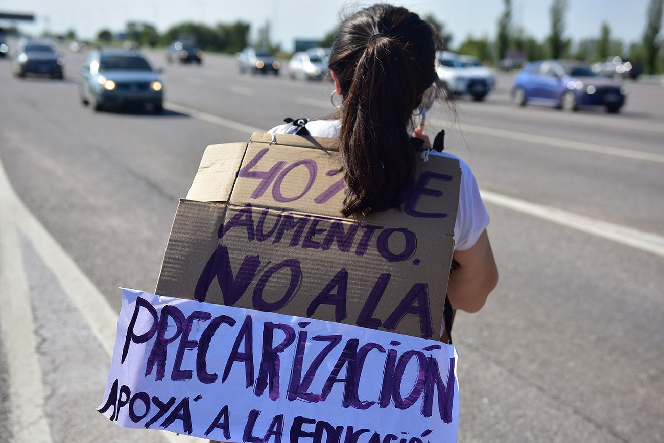 Protestas de docentes nucleados en UEPC en la zona del peaje de la autopista Córdoba-Carlos Paz.