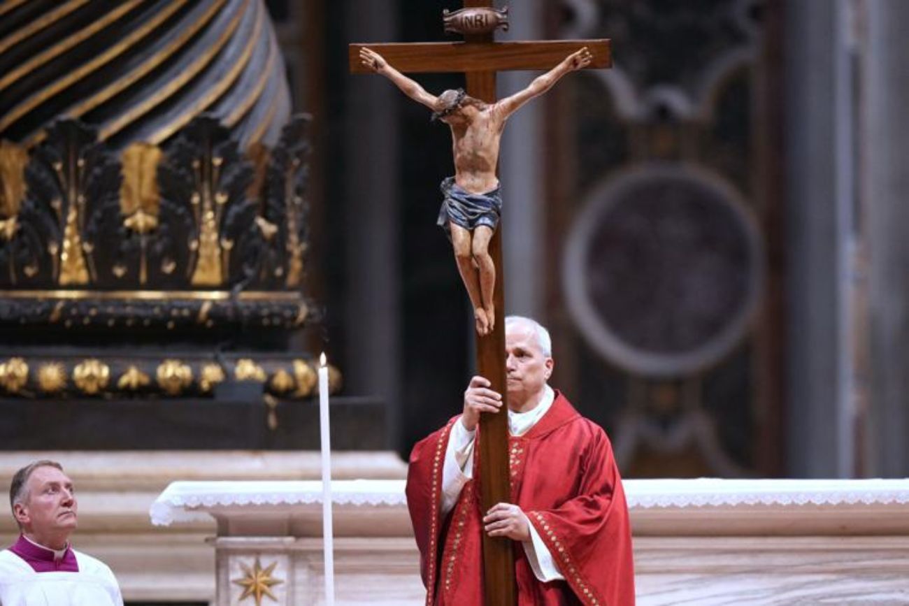 León XIV encabezó el Vía Crucis en el Coliseo y portó la cruz durante todo el recorrido

