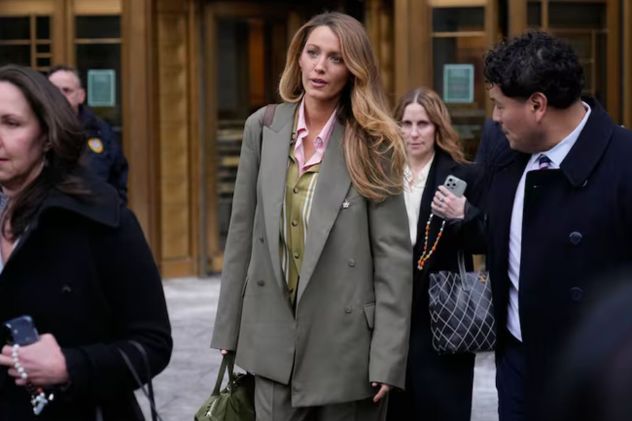 Blake Lively saliendo de un tribunal en Nueva York, donde asistió acompañada de su equipo legal.