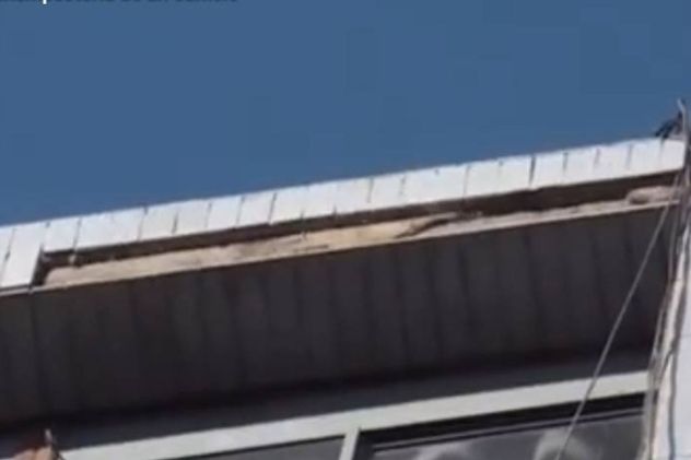 En pleno centro: se cayó la mampostería desde el último piso de un edificio y golpeó a un peatón
