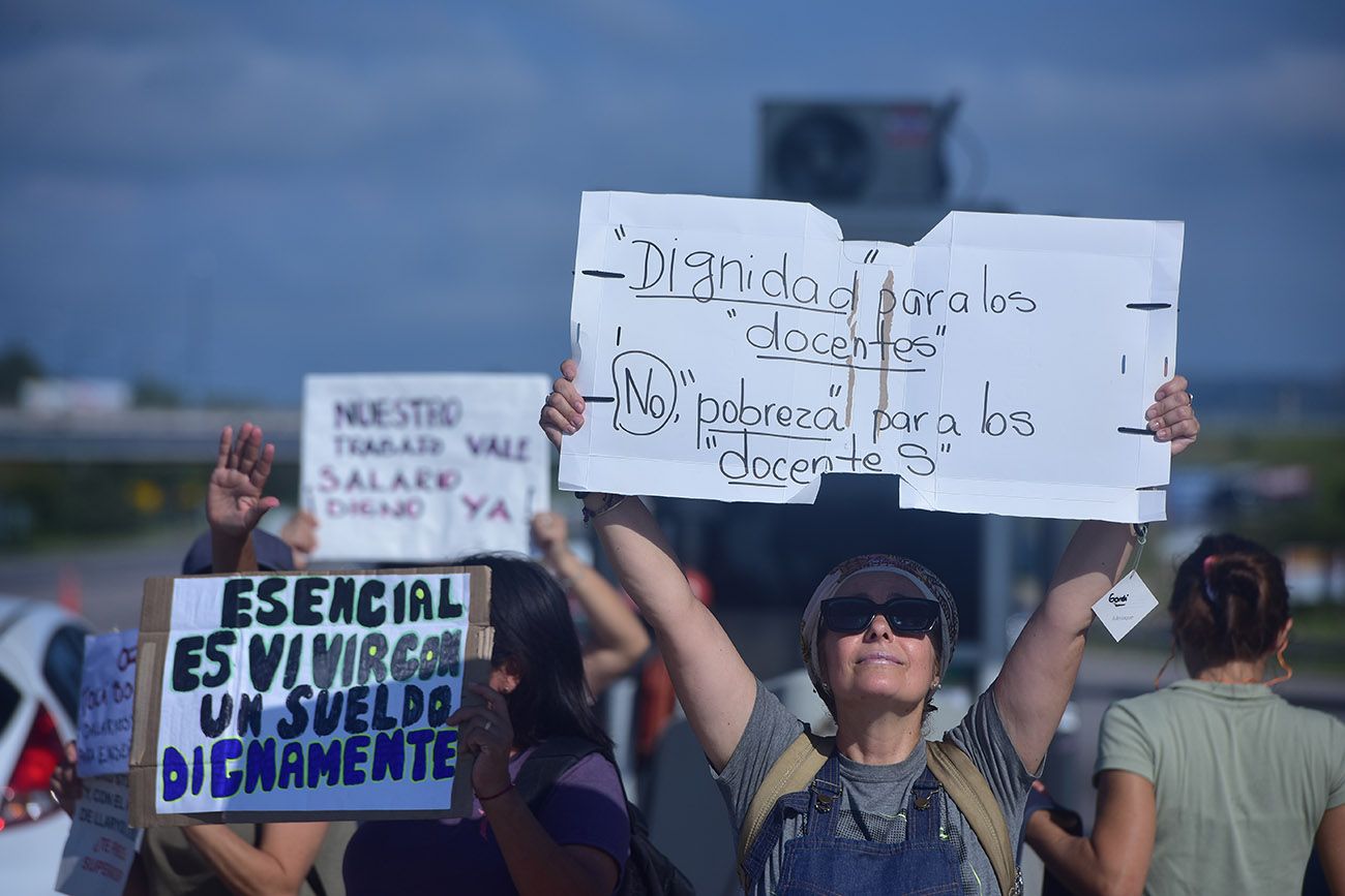 Un grupo de docentes que integra la delegación Capital de la UEPC protestaron el Viernes Santo, en el peaje hacia Villa Carlos Paz. Con la conciliación obligatoria no pueden haber protestas hasta el 21 de abril. (José Gabriel Hernández) 
