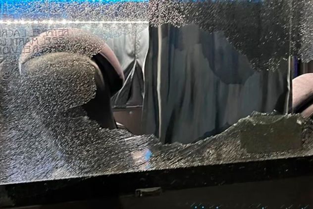 Córdoba: apedrearon un colectivo y una pasajera sufrió una fisura en  la cara