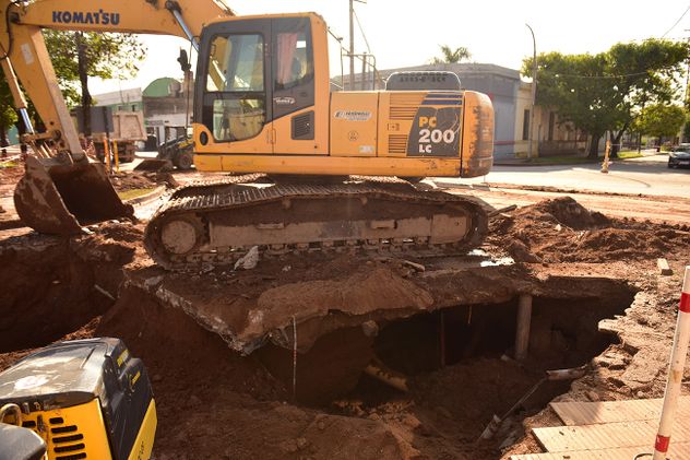 Socavón de cuatro metros en barrio Las Flores: la obra demandará 15 días
El hundimiento se produjo en la intersección de avenida Vélez Sarsfield y Pastor Taboada. 