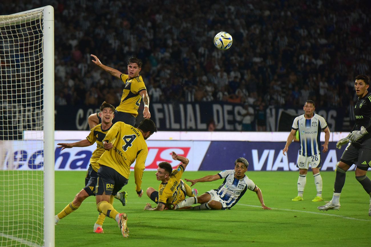 Talleres perdió con Boca 1 a 0 en el estadio Mario Kempes por el Torneo Apertura de la Liga Profesional. Cáceres sufrió un golpe y debió salir, mientras que Martínez fue reemplazado por Dávila.