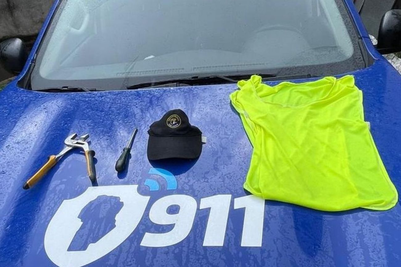 El procedimiento se realizó en avenida Recta Martinolli al 5100, en la ciudad de Córdoba. El hombre fue encontrado entre vehículos estacionados y quedó a disposición de la Justicia.