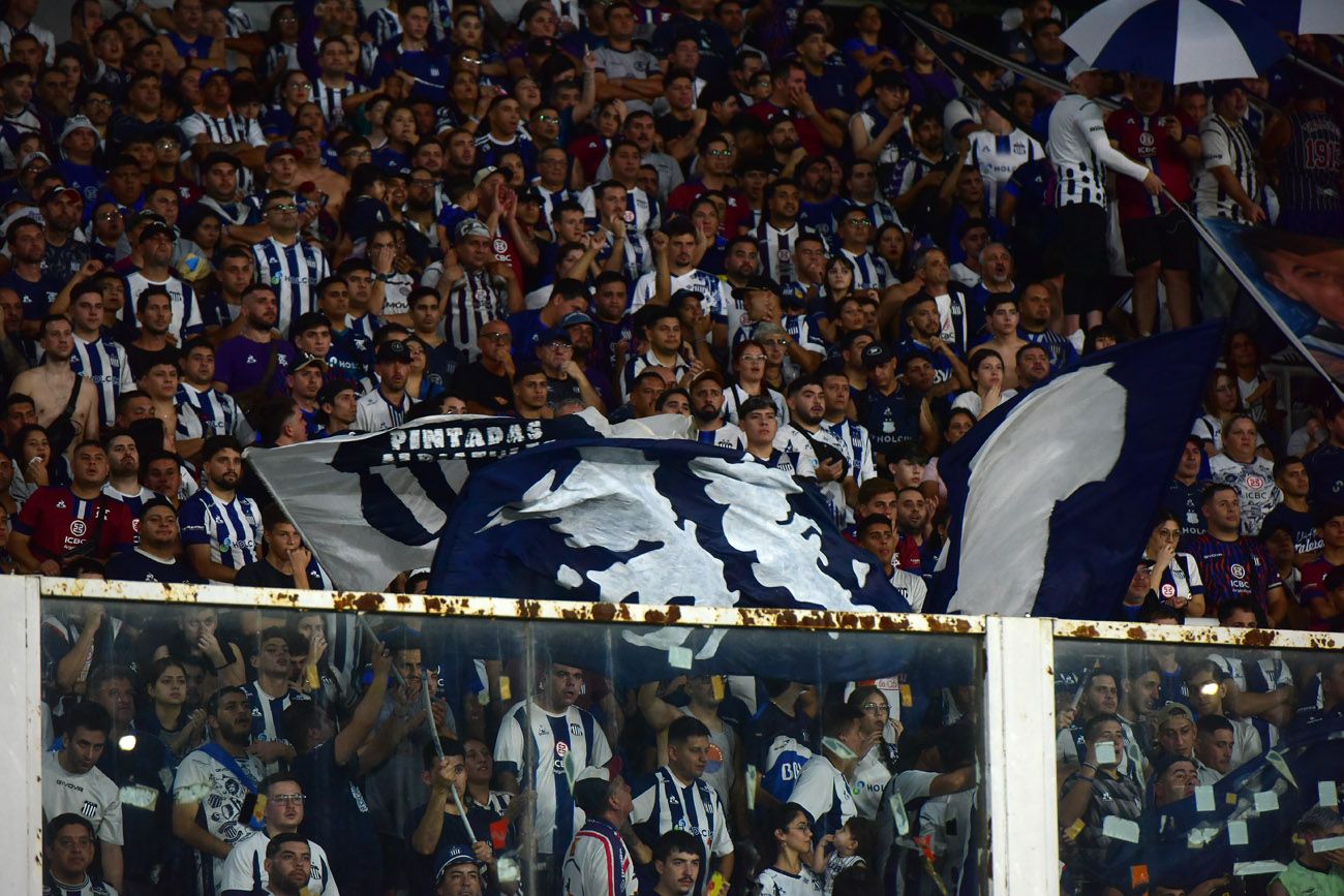Las Islas Malvinas en las banderas de las hinchadas en el partido entre Talleres y Boca en el Estadio Kempes.  