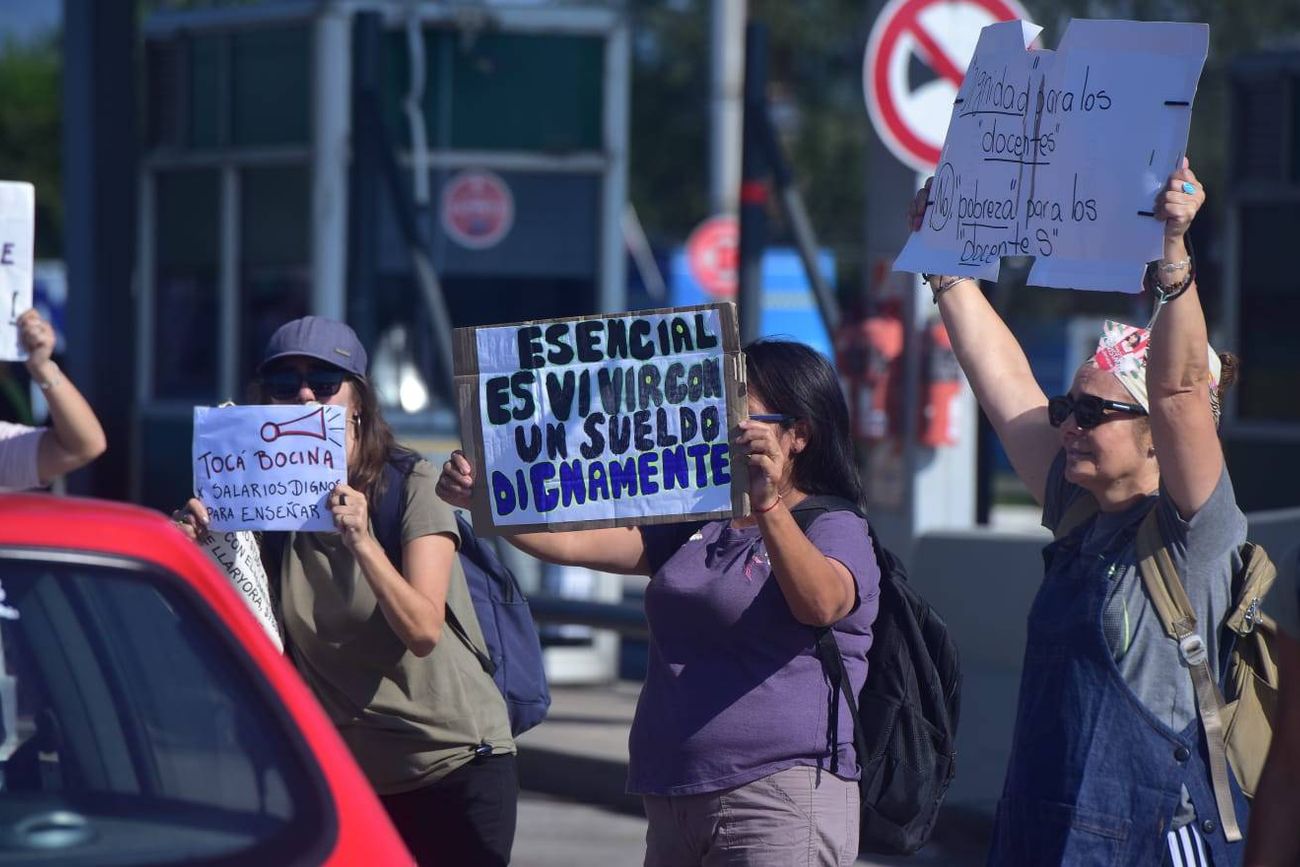 Docentes nucleados en UEPC protestan este Viernes Santo en la zona del peaje de la autopista Córdoba-Carlos Paz. 