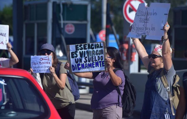 Docentes autoconvocados protestan este Viernes Santo en la zona del peaje de la autopista Córdoba-Carlos Paz.