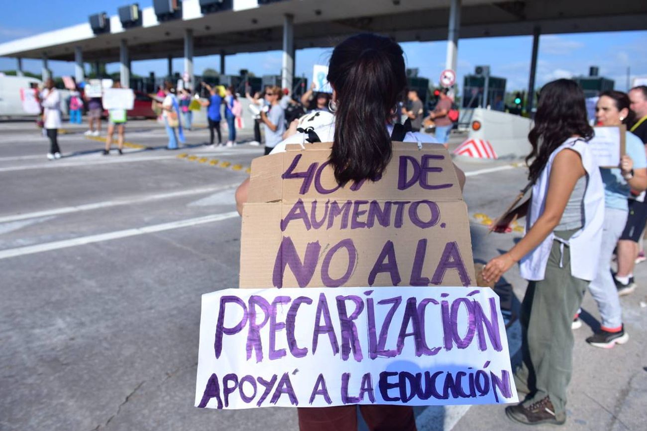 Docentes nucleados en UEPC protestan este Viernes Santo en la zona del peaje de la autopista Córdoba-Carlos Paz.