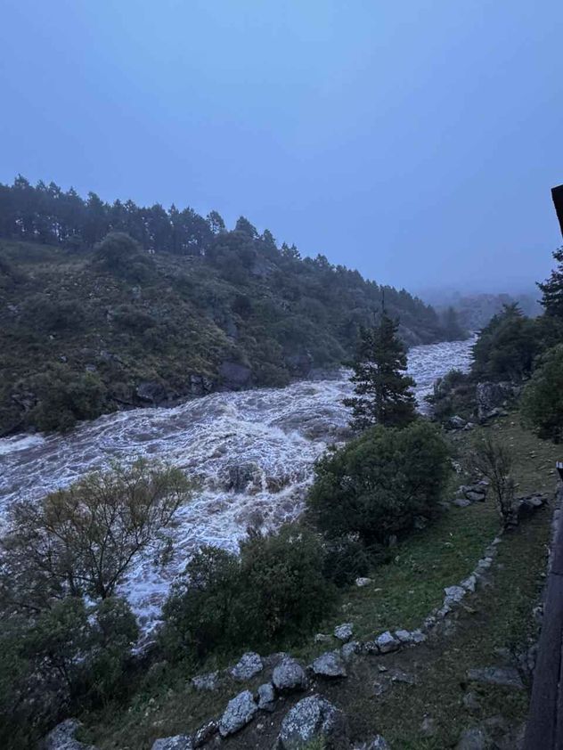 Impresionante crecida del Río del Medio, en Calamuchita, tributario del Dique Los Molinos.