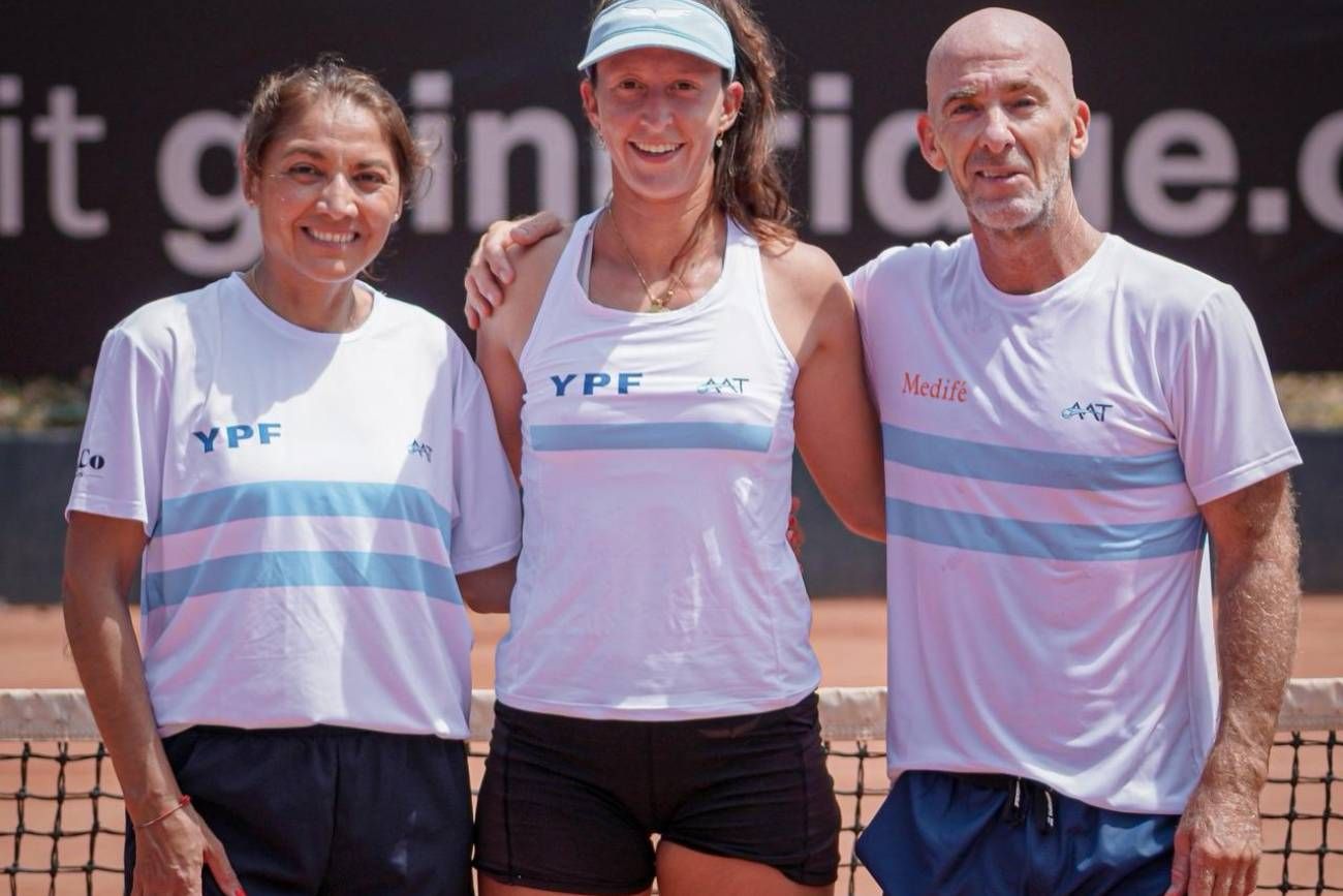 Nicole Fossa Huergo, en el centro de la imagen, debutante en el equipo argentino de BJKC, junto a Paola Suárez y Mariano Hood.