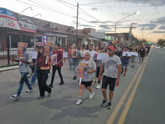 Marcha en Villa Cura Brochero, este viernes, pidiendo justicia por la muerte de José Allende.