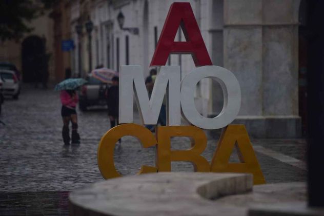 Llueve en Córdoba y hay cortes totales en Costanera en el fin de semana extra largo. 