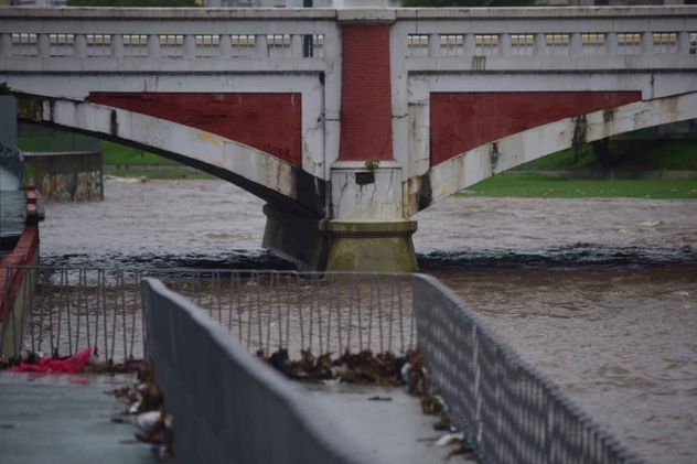Llueve en Córdoba y hay cortes totales en Costanera en el fin de semana extra largo. 