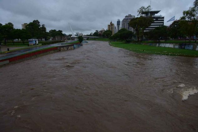 Llueve en Córdoba y hay cortes totales en Costanera en el fin de semana extra largo. 