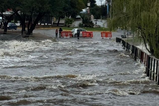Creciente del río San Antonio, Puente Terzi en Playas de Oro. 