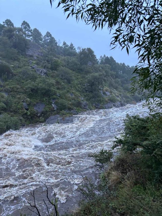 Crecida del Río del Medio, en Calamuchita, tributario del dique Los Molinos. 