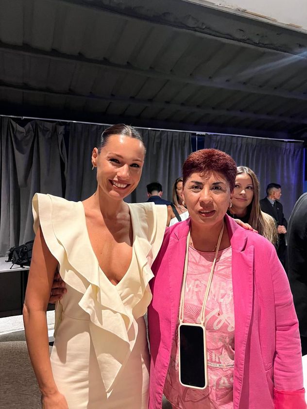 Rosa, la mamá del Cuti, junto a Pampita.