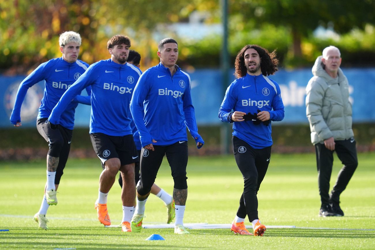 Marc Cucurella junto a Enzo Fernández.