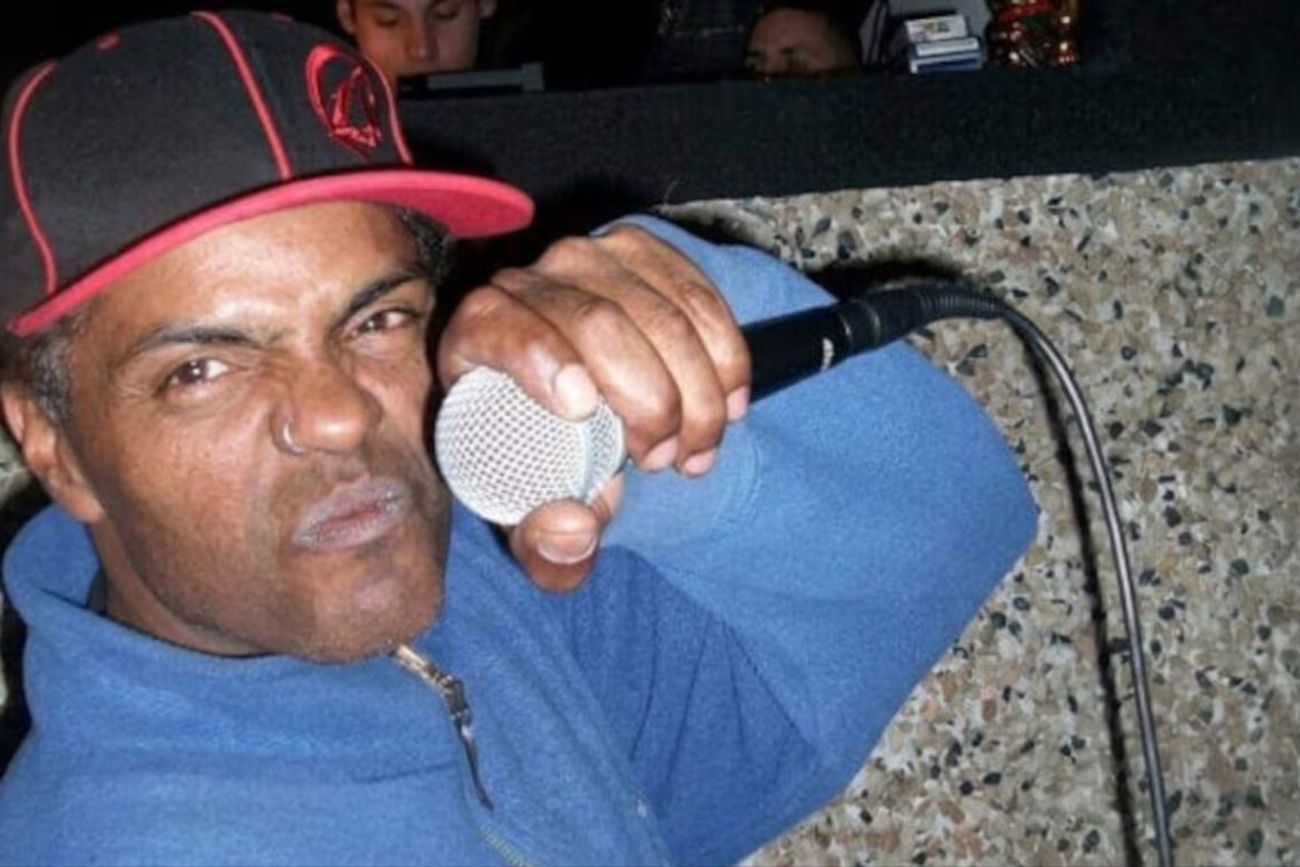 El cantante de hip hop, "Mike Dee", fue asesinado en una pelea y enterrado en el patio de su casa. 