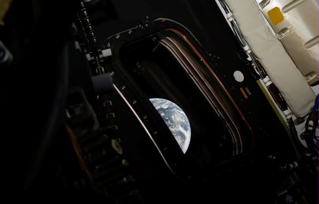 Esta imagen proporcionada por la NASA muestra una imagen descendida de la Tierra tomada por el comandante astronauta de Artemis II de la NASA, Reid Wiseman, dentro de la cápsula Orión el viernes 3 de abril de 2026.