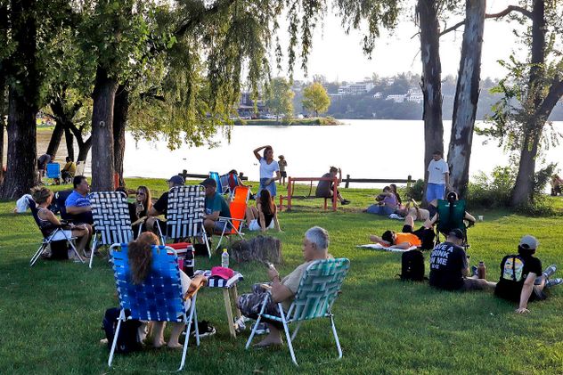 Turismo Semana Santa. Mucha gente paseando en la costaner del Lago san Roque de Carlos Paz. 