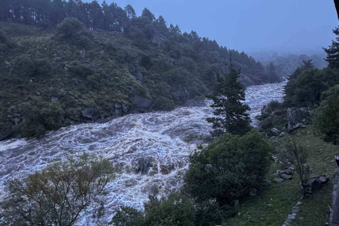 Impresionante crecida del Río del Medio, en Calamuchita, tributario del Dique Los Molinos. 