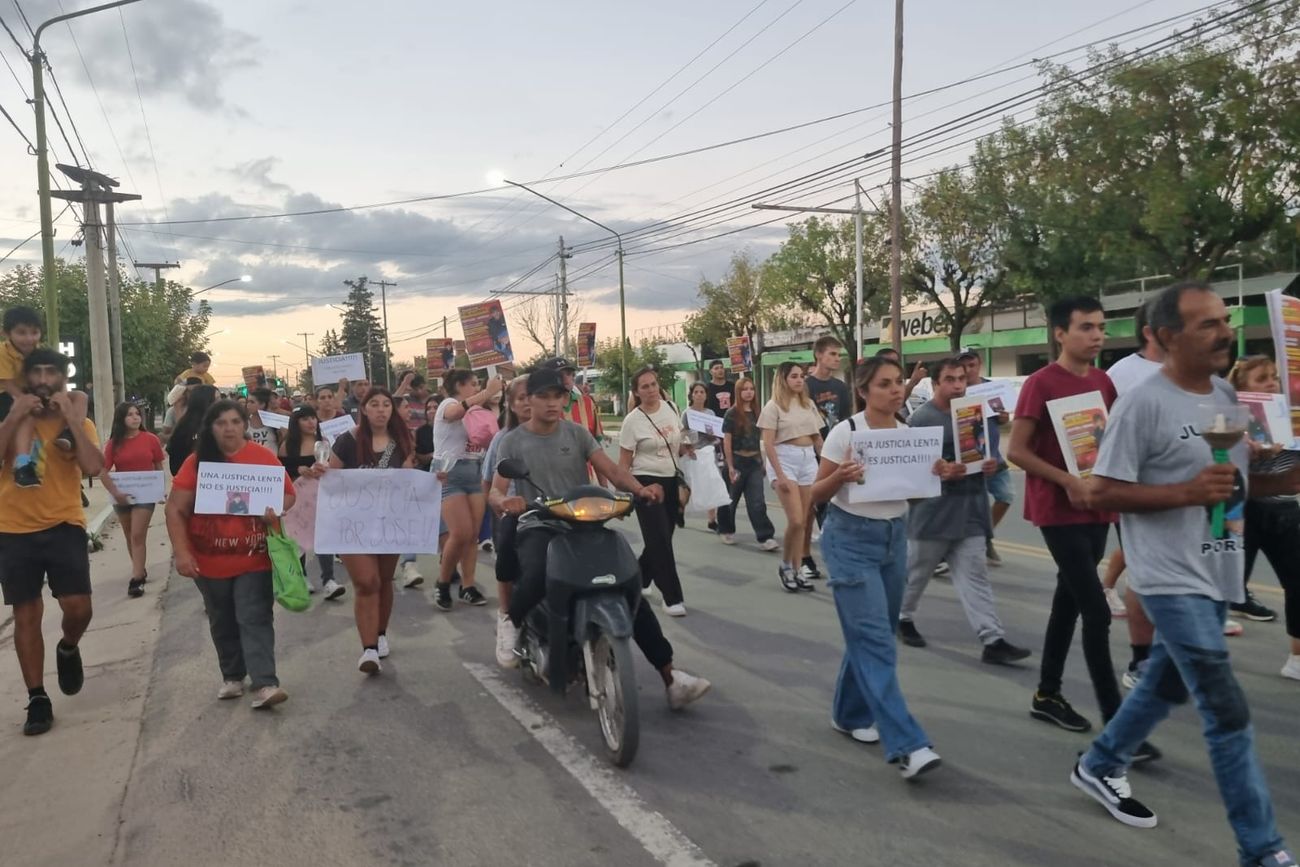 Marcha de vecinos en Villa Cura Brochero pidiendo que se esclarezca la muerte de José Allende, ocurrida la semana pasada. 