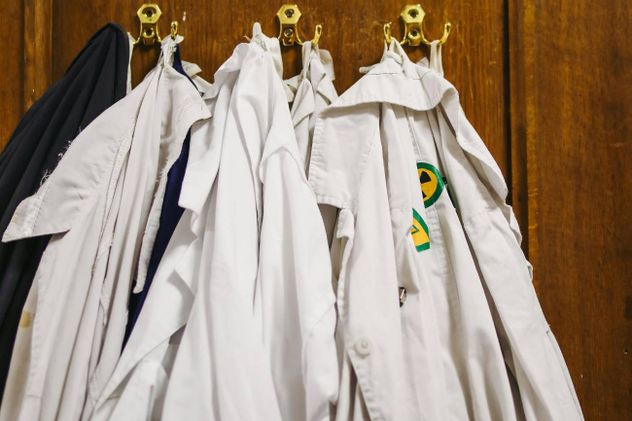 Los guardapolvos y la escuela. (Pexels)