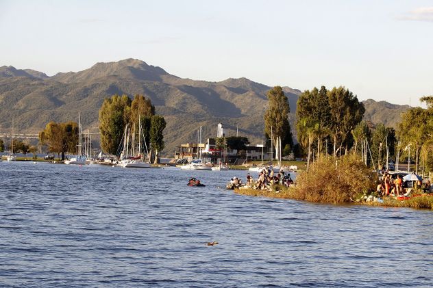 Turismo Semana Santa. Mucha gente paseando en la costaner del Lago san Roque de Carlos Paz. 