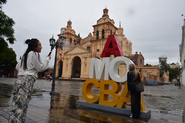 Amo Córdoba: para la foto frente a la Catedral de la ciudad de Córdoba.