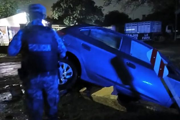 Anisacate: el hijo de Alfredo Rojas terminó con su auto en el desagüe de ruta 5.
