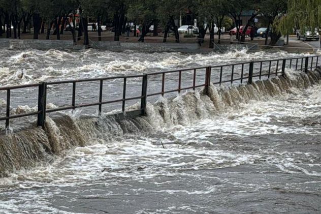 Creciente del río San Antonio, Puente Terzi en Playas de Oro.