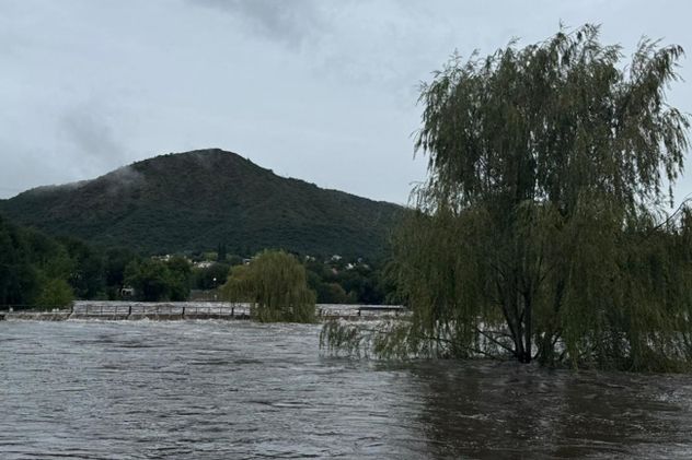 Creciente del río San Antonio, Puente Terzi en Playas de Oro. 