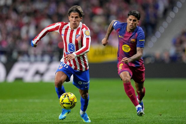 Giuliano Simeone en Atlético de Madrid vs. Barcelona por La Liga.