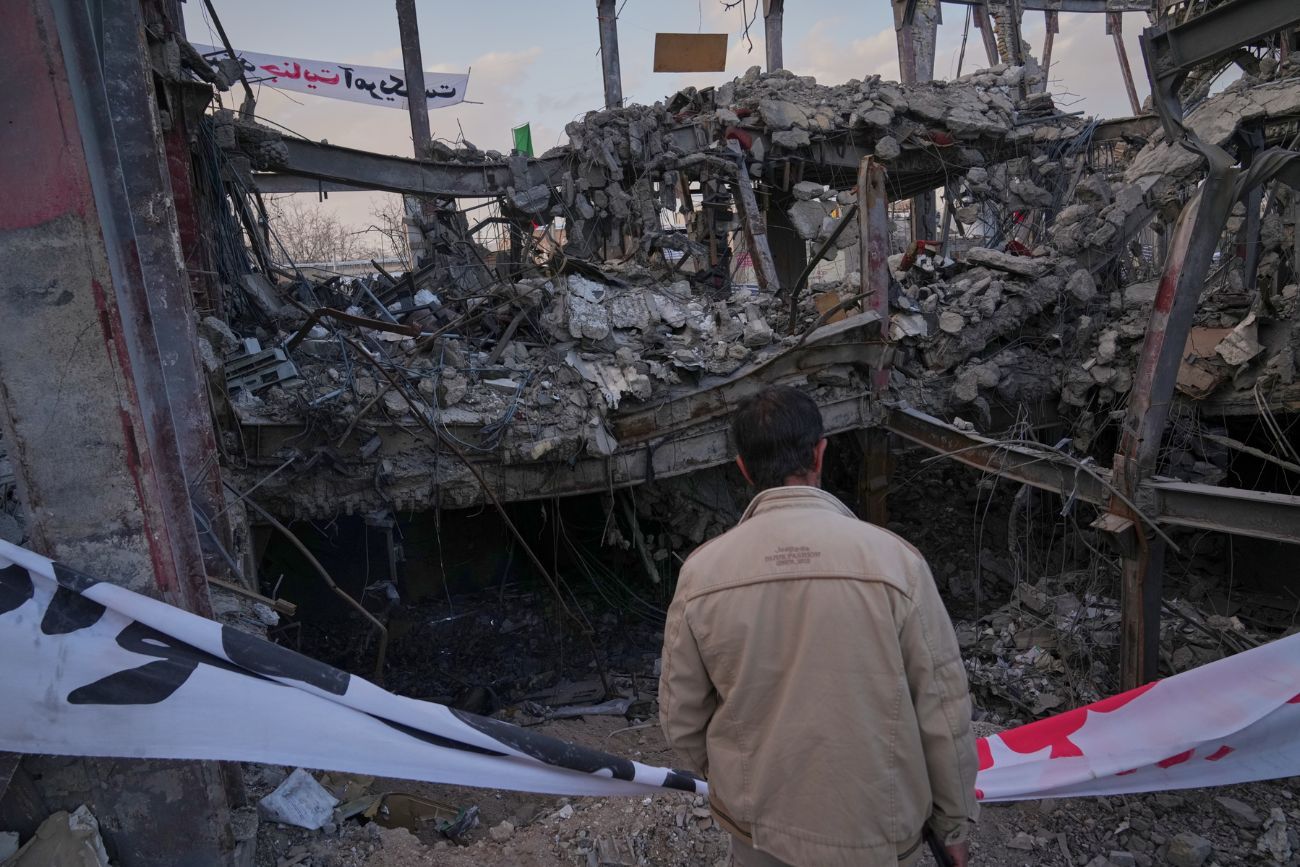 Un hombre observa un edificio destruido dentro del complejo Grand Hosseiniyeh que, según las autoridades, fue alcanzado por ataques aéreos estadounidenses e israelíes el martes en Zanjan, Irán, el sábado 4 de abril de 2026. (Francisco Seco / AP)

