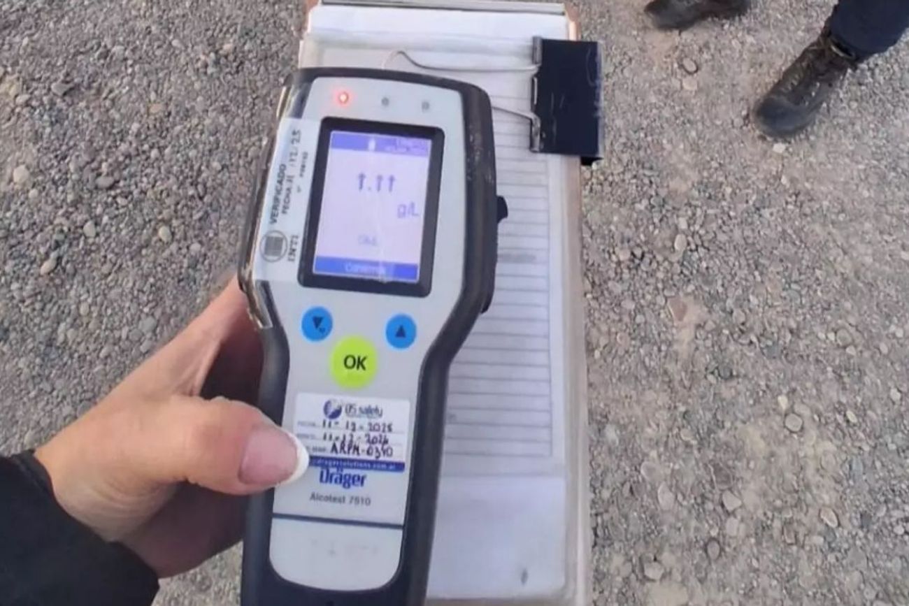 Chocó de atrás a otro auto y el test de alcoholemia superó el máximo de medición
