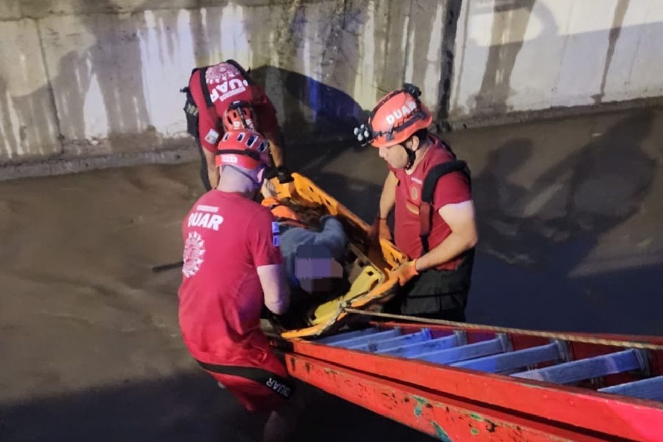 Córdoba: un motociclista fue rescatado tras caer a un canal