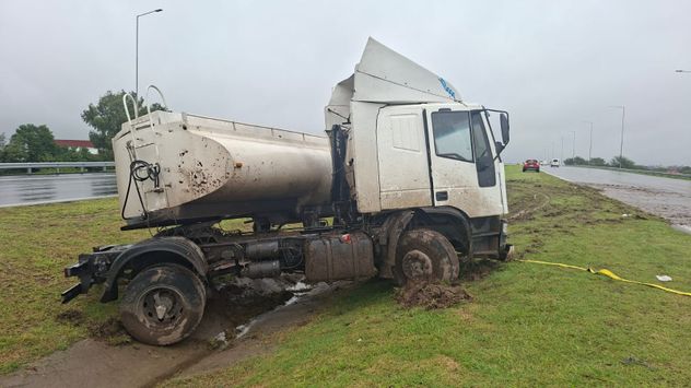 El camionero se despistó. (La Voz/José Gabriel Hernández)