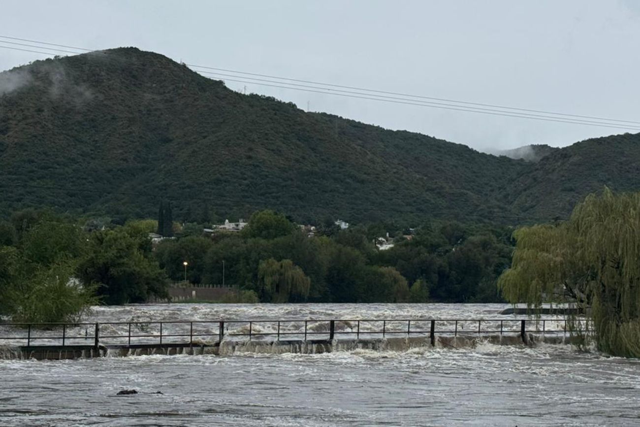 Creciente del río San Antonio, Puente Terzi en Playas de Oro. 