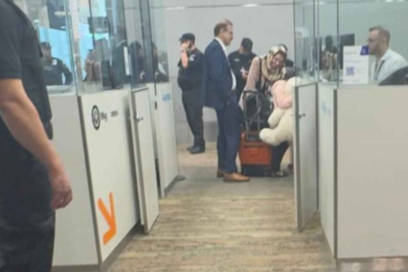 El encargado de negocios de Irán Mohsen Soltani Tehrani, en su salida del país con su familia. Fue escoltado por la Policía de Seguridad Aeroportuaria (PSA)